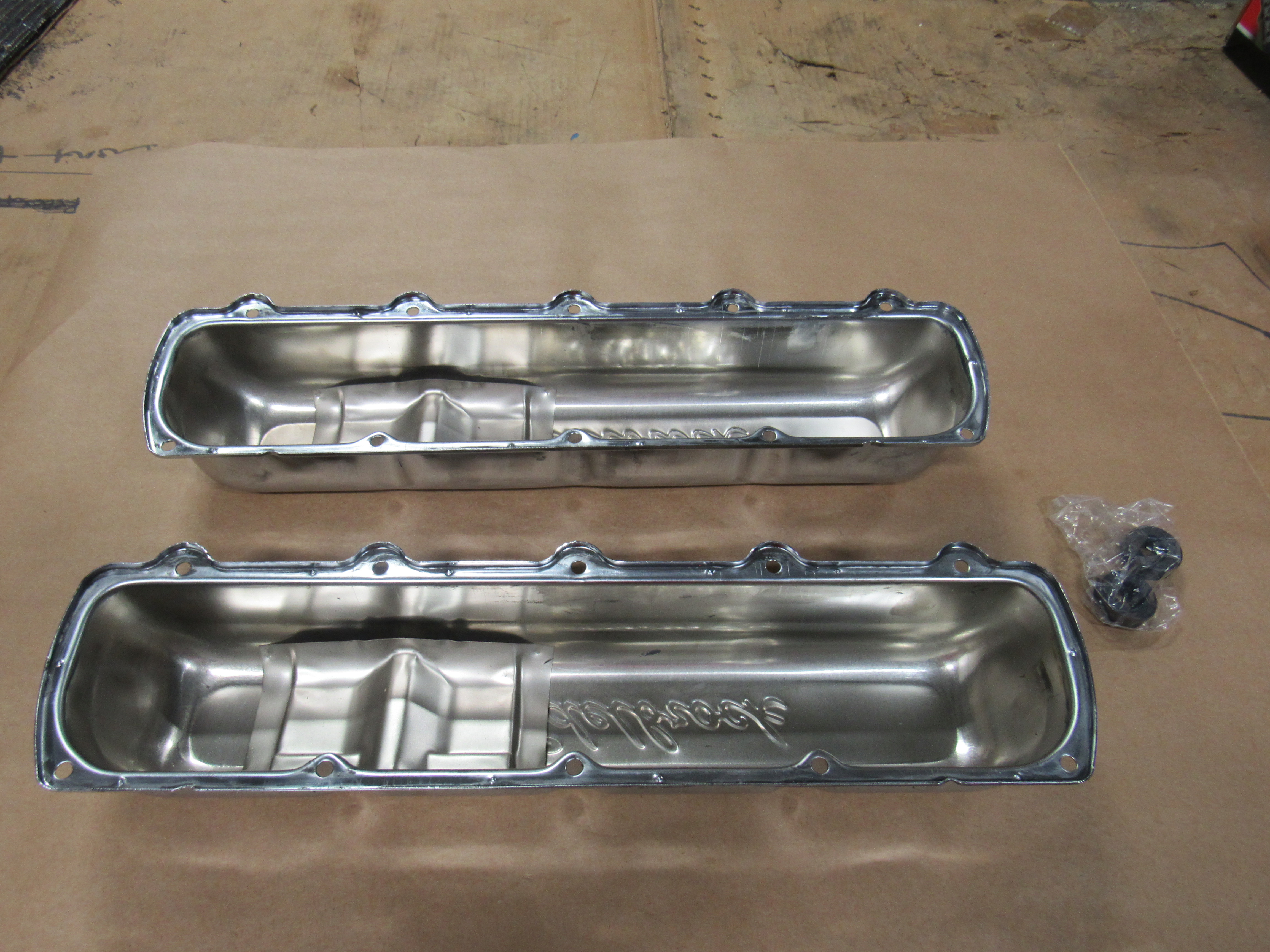 Edelbrock Valve Covers EDE4485; Scratch and Dent Chrome Steel for Oldsmobile 350 to 455 with 5 and 10-hole Heads 